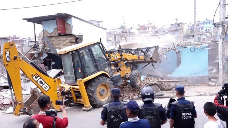 काठमाडौंका सुकुम्वासी बस्तीमा डोजरः थापाथली र गैरीधारा भत्काइयो, अब मनोहराको पालो