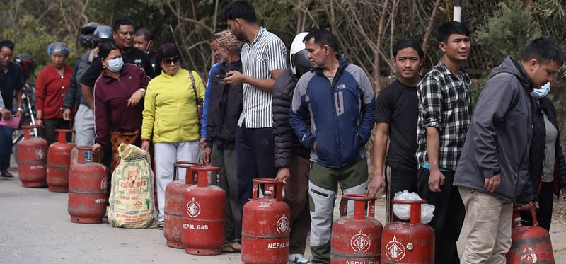 ग्यास लिन उपभोक्ता घण्टौं लाइनमा