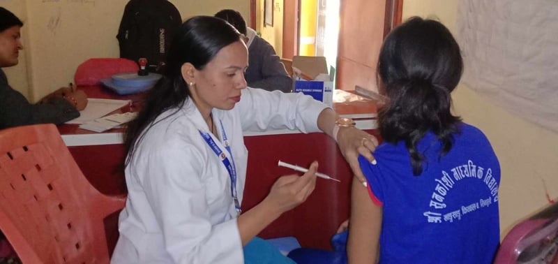 कपिलवस्तुमा ८ हजार २२९ किशोरीहरुलाई एचपिभी खोप लगाइँदै