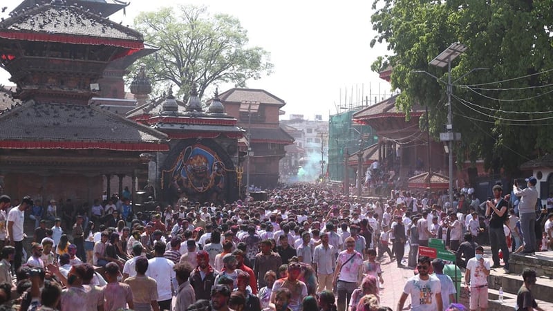 पहाडी जिल्लामा हर्षोल्लासका साथ मनाइँदै होली, आज सार्वजनिक बिदा