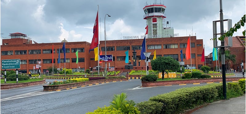 विमानस्थलबाट १३ लाखका मोबाइल, ल्यापटपसहित एक जना पक्राउ