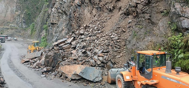 मुग्लिन-मलेखु सडकको काम तीन वर्षमा ३७ प्रतिशत मात्र