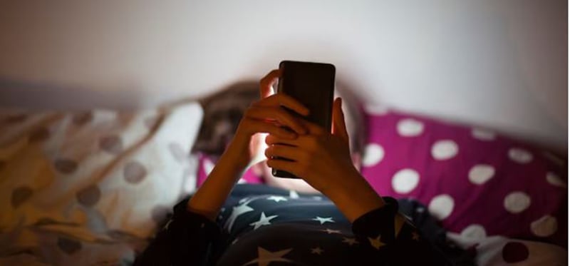 १२ वर्षको उमेरभन्दा पहिले स्मार्टफोन प्रयोग गर्ने बालबालिकामा डिप्रेसन र मोटोपनको जोखिम
