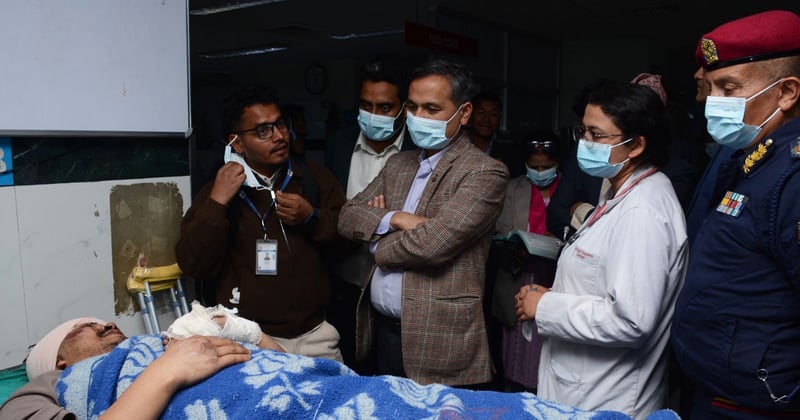 धादिङ बस दुर्घटनाका घाइते भेट्न अस्पताल पुगे गृहमन्त्री