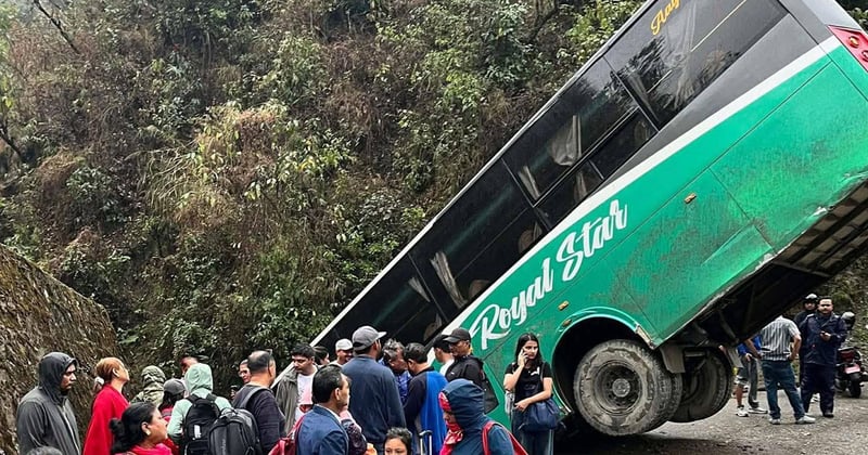 सिमलतालमा बस र ट्रक एकआपसमा ठोक्किए