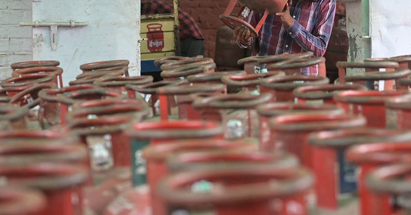 श्रीराम ग्यास उद्योगको गोदाममा ६ हजार सिलिन्डर लुकाएको भेटियो