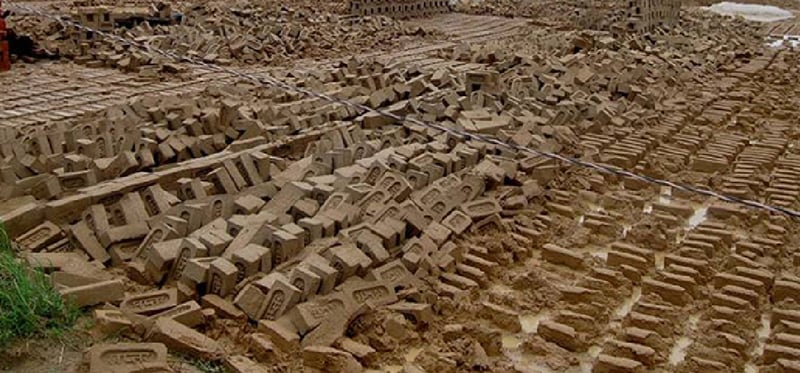 बेमौसमी वर्षाका कारण झण्डै नौ करोडको काँचो इँटामा क्षति