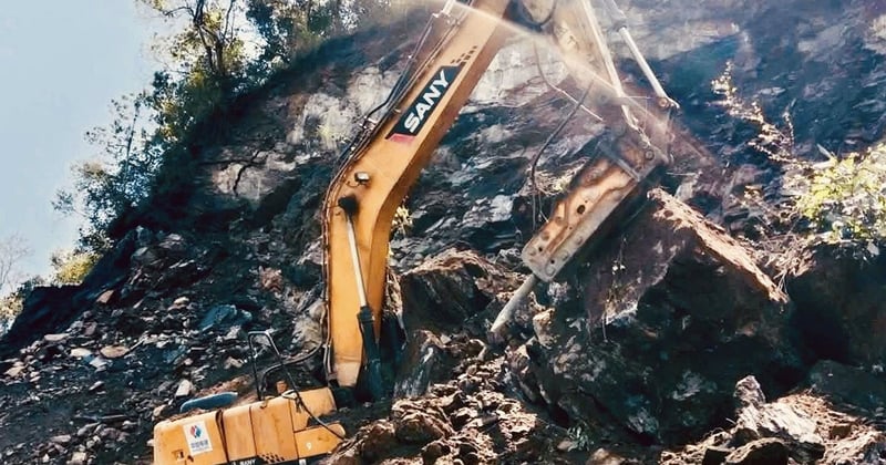 सडक निर्माणका क्रममा पहरा खस्यो, एक्स्काभेटरसहित चालक पुरिए