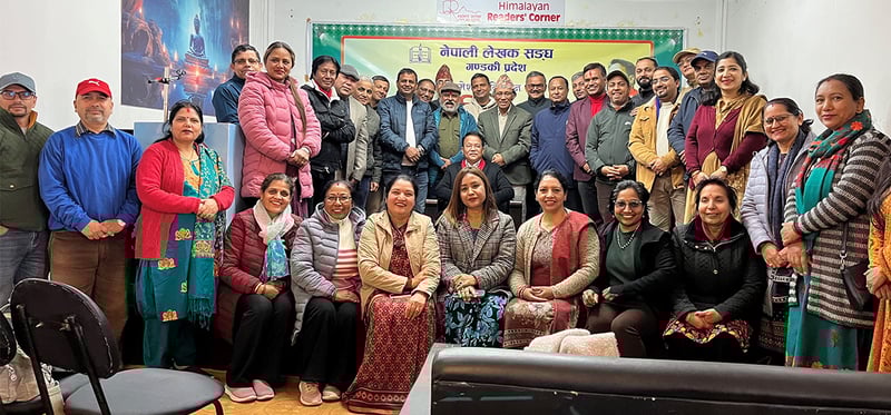 पाेखरामा कवि उमेश अकिञ्चनले वाचे कविता