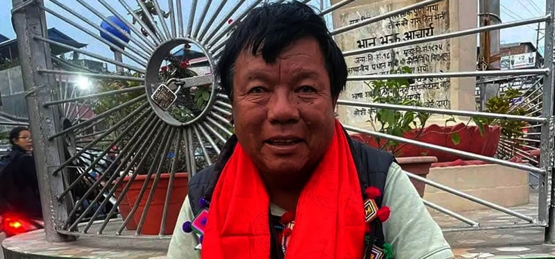 शपथको समय निश्चित नभएपछि पुस्तक बेच्न हिँडे महावीर पुन