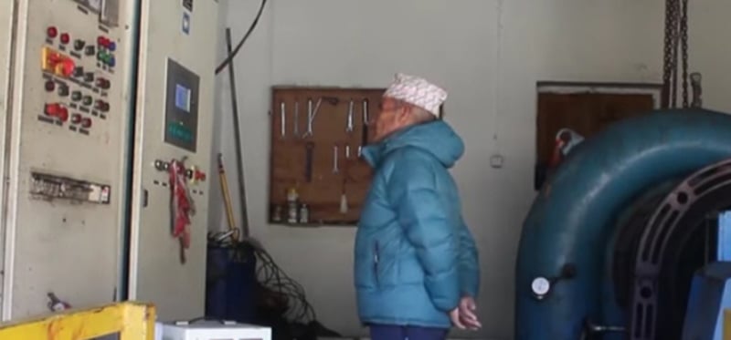 सल्लाका दियालो सल्काउने हातहरू अचेल विजुलीको स्विच थिच्छन्