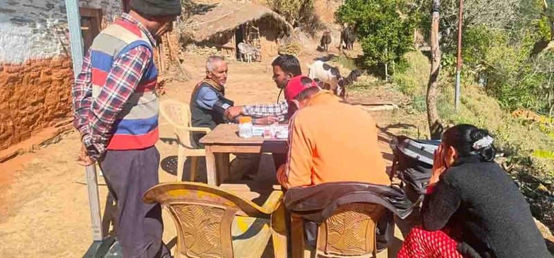 बैतडीमा टोल–टोलमै पुगेर नसर्ने रोगको परीक्षण