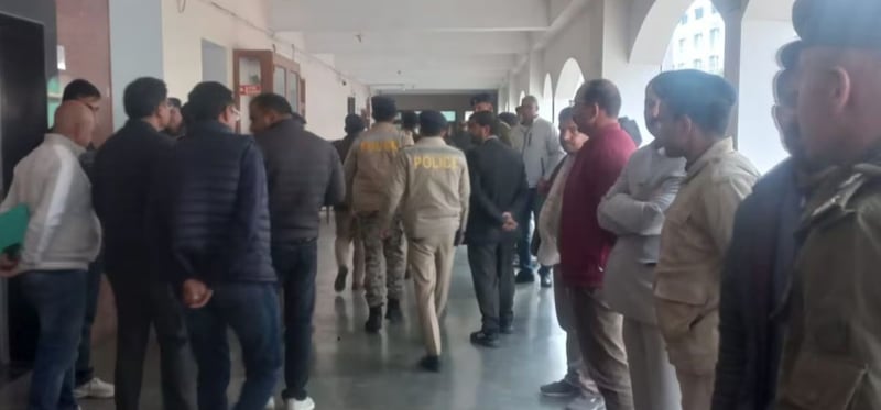 मुख्यमन्त्रीकै अगाडि छापा मारेपछि २० प्रहरी समातिए !