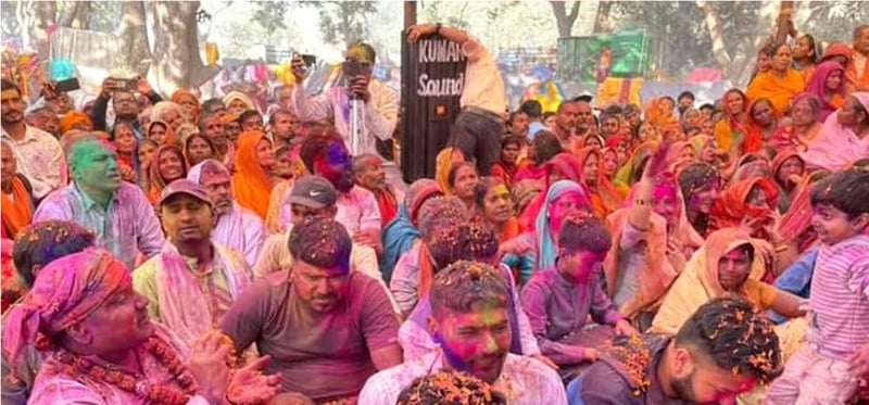 एकातिर चुनावको नारा अर्कोतिर होलीको गीतले गुञ्जमान भयो मिथिला