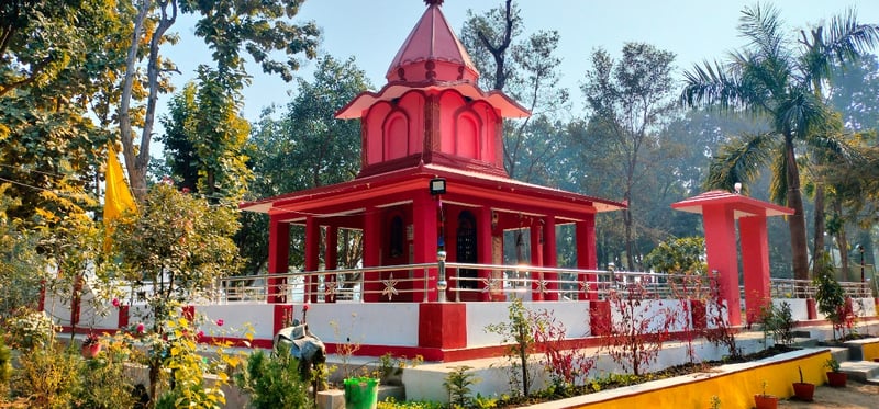 चन्दा उठाएर पाँच दशक पुरानो मन्दिर मन्दिर मर्मत