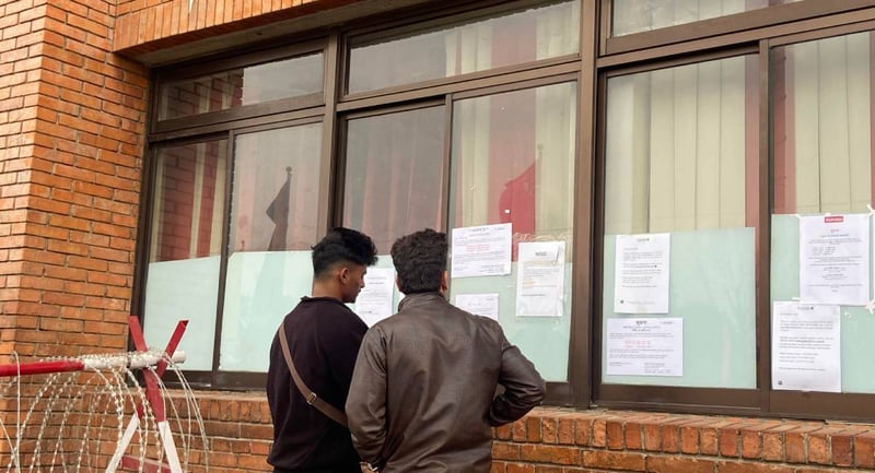 उडान रद्द भएर विमानस्थलमै रोकिएकाहरूको गुनासोः न भोट हाल्न पाइयो, न विदेश जान