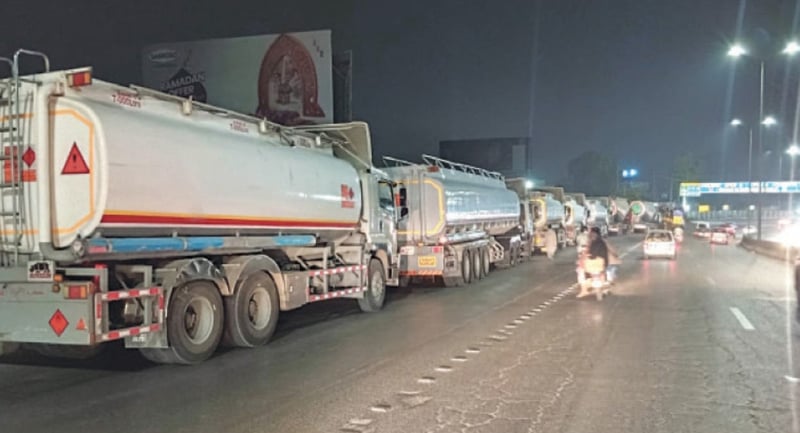 पाकिस्तानमा इन्धन अभाव, तेलका ट्यांकर थन्किए