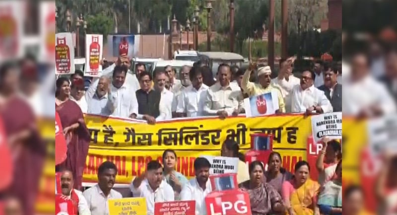 'नरेन्द्र भी गायब, सिलिन्डर भी गायब' नारासहित भारतको लोकसभा बाहिर विपक्षीद्वारा विरोध