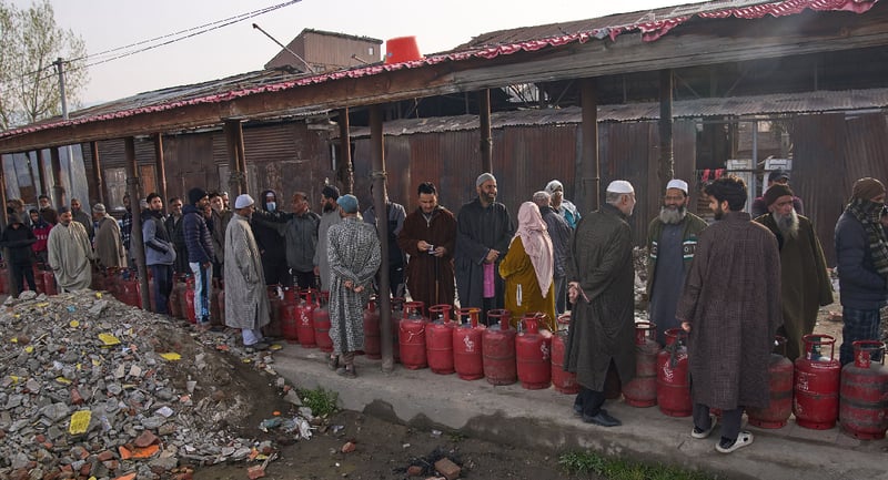 भारतमा ग्यासको संकटले बढ्यो कालोबजारी