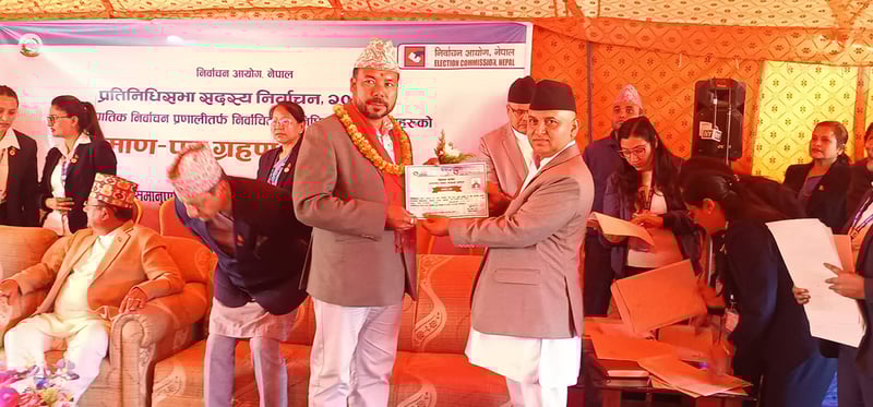 निर्वाचन आयोगसँग प्रमाणपत्र बुझ्दै नवनिर्वाचित सांसद्
