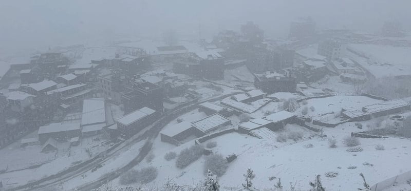 बाजुरामा भारी वर्षासँगै हिमपात