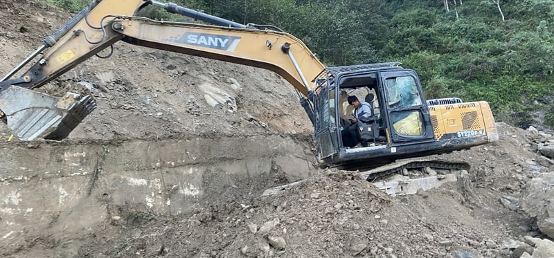 सवारीसाधन आवागमनमा रोक लगाएर सडक स्तरोन्नति थालियो