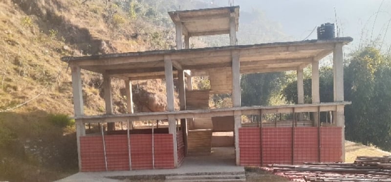 तीन वर्षदेखि अलपत्र विद्यालय भवन, टिनले बेरेर पढाइँदै विद्यार्थी