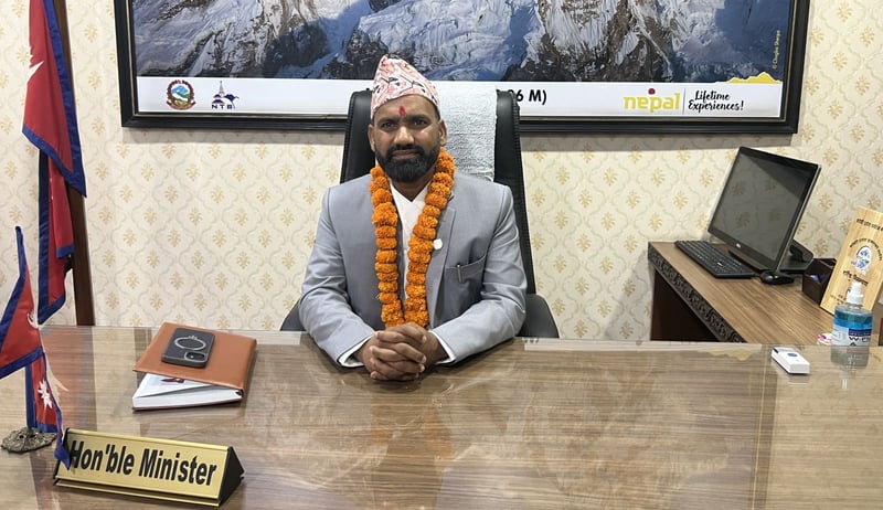 लेखकदेखि पर्यटनमन्त्रीसम्म