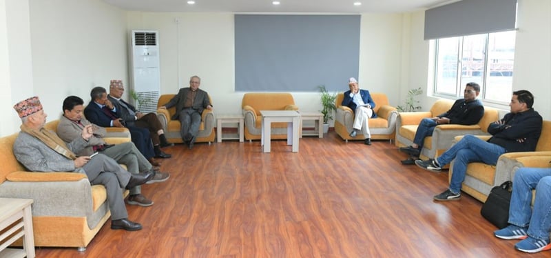 ओली पक्राउपछि एमालेको आकस्मिक बैठक सुरु, आगामी रणनीति तय हुने