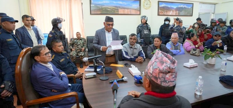 एमालेले जिल्ला प्रशासन कार्यालय काठमाडौंलाई बुझायो विरोधपत्र: देशभर बुझाउँदै