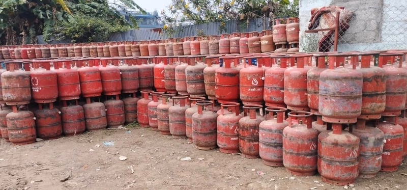 पोखरामा ग्यास अभावः ‘नाकाबन्दीको मार सम्झँदै पर्यटन क्षेत्र’