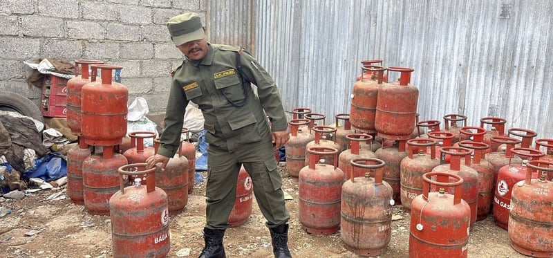 संख्या तोकेरै बजारमा ग्यास पठाउन थालियो