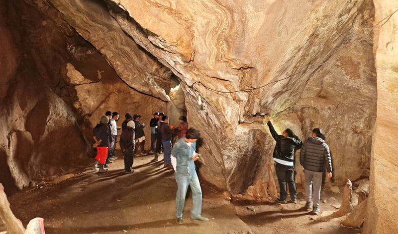 श्रमदानमार्फत धन्नेश्वरी गुफा सरसफाइ