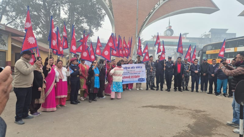 पर्यटकलाई स्वागत गर्न विद्युतीय पोलमा राष्ट्रिय झण्डा