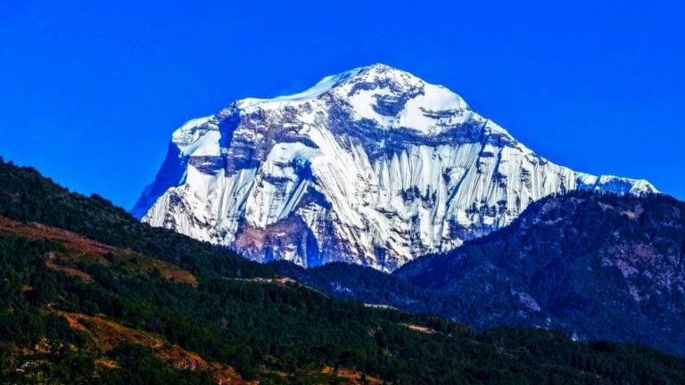 तस्विरमा पर्वतको जलजला बाट देखिने धौलागिरी हिमाल (फोटो फिचर)