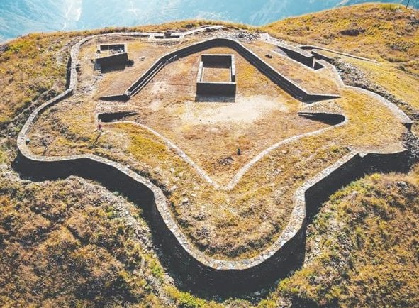 पर्यटकको मन लोभ्याउँदै ऐतिहासिक दुगुनागढी