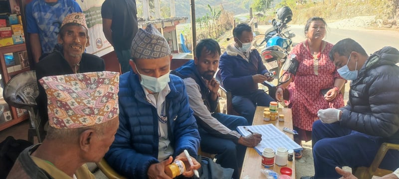 गाउँमा देखिँदै दीर्घरोगको भार: रामेछापमा आयुर्वेद चिकित्सालयको घरदैलो उपचार