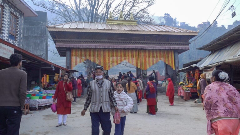 महाशिवरात्रिः डोलेश्वर मन्दिरमा भक्तजनको भीड फोटो फिचर