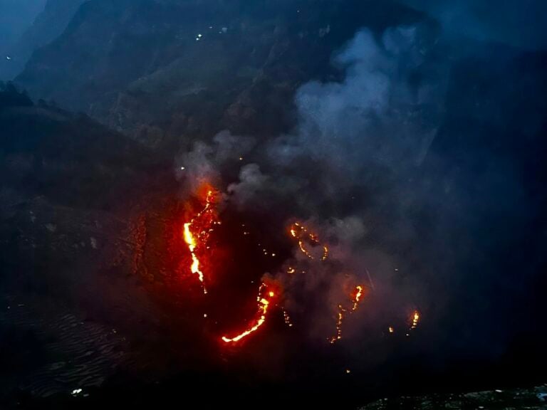 म्याग्दी पाखापानीको भिरमा लागेको डढेलो[फोटो फिचर]