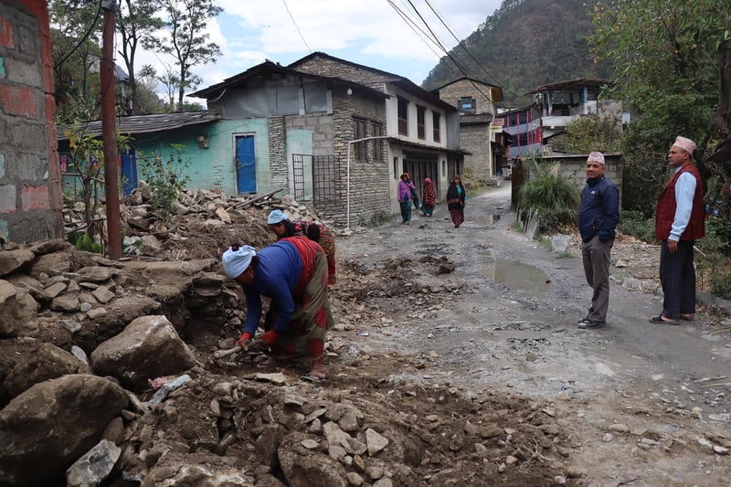 सडक छेउका टहरा भत्काउन दरवाङवासी अग्रसर