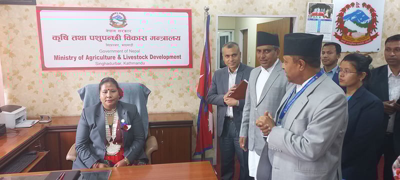 कृषिमन्त्री चौधरीले गरिन् पदभार ग्रहण