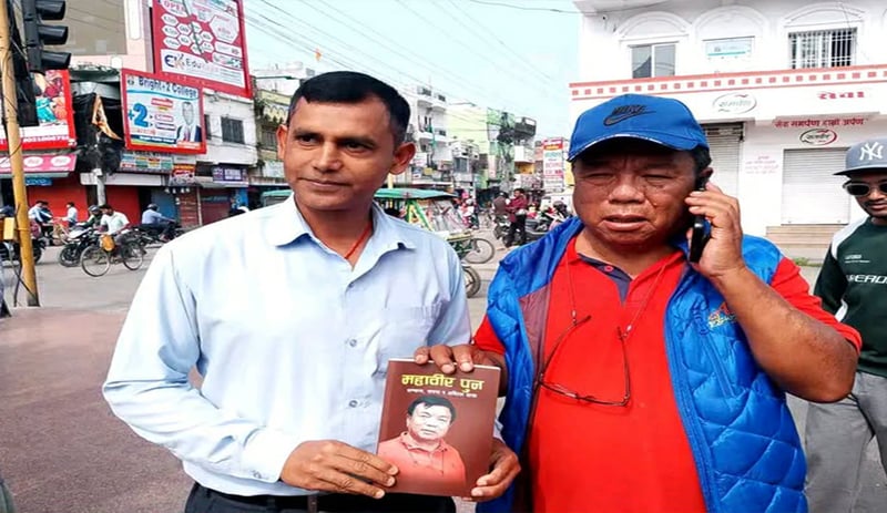 वीरगन्जमा किताब बेच्दै पुर्व मन्त्री महाबिर पुन