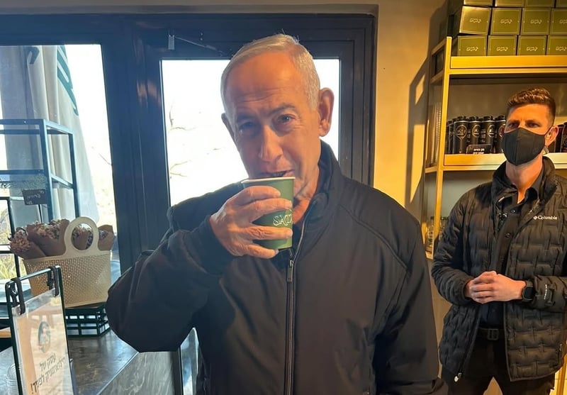 मृत्युको हल्लाबीच इजरायली प्रधानमन्त्री नेतन्याहू कफीको चुस्की लिँदै भेटिएपछि…