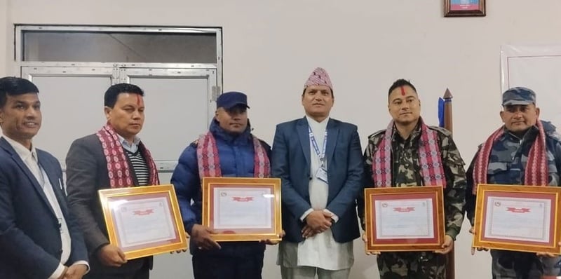 निर्वाचन सुरक्षामा योगदान पुर्याउने अधिकारीहरू सम्मानित