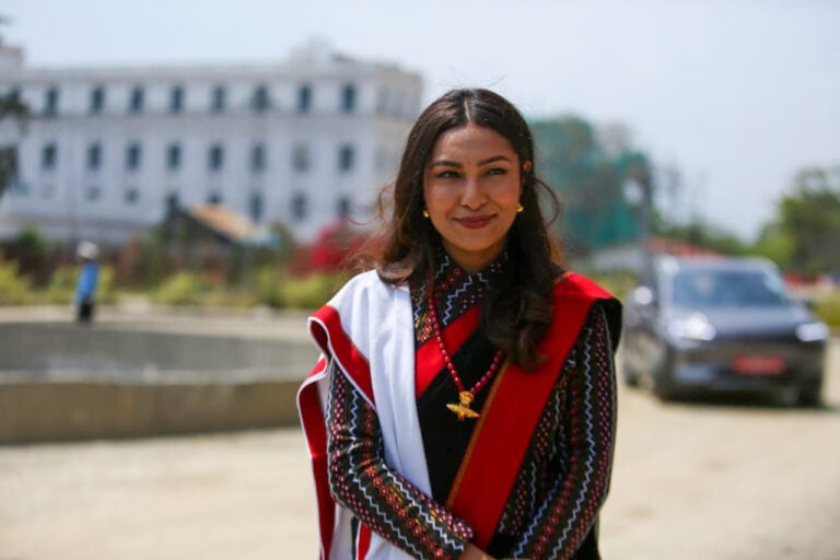 तस्विरमा, शपथका लागि सिंहदरबारमा पुगेका नवनिर्वाचित सांसदहरू