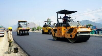 मुग्लिन–मलेखु सडकमा कालोपत्र गरिँदै