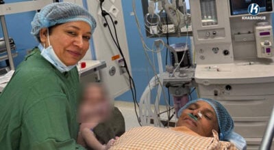 जो ५४ वर्षमा आमा बनिन्…