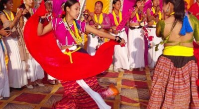 थारू समुदायको ‘ढुम्री’ नाच लोप हुँदै