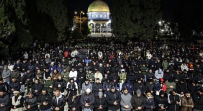 इजरायली दमन र प्रतिबन्धका बावजुद ईशा अल–अक्सामा ६० हजार मानिसहरू भेला