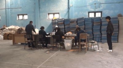 मोरङमा निर्वाचनको लागि सामग्री प्याकिङ गर्न थालियो